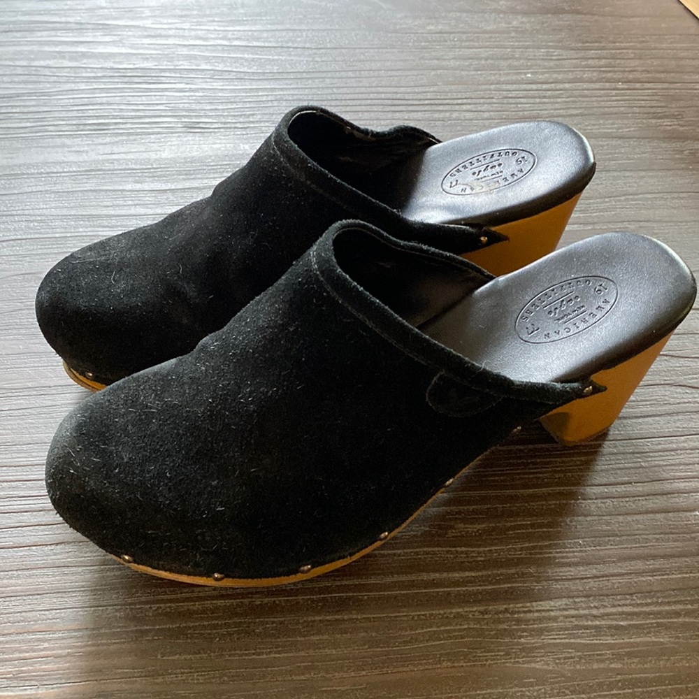 American Eagle outfitters clogs in size 7. Black suede.